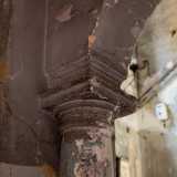 ...sulla sinistra invece un arco tufaceo sorretto da colonnine doriche...